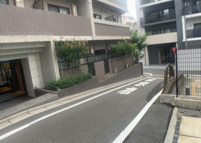 【外観】 | ステージグランデ八王子 | 外観はマンション管理がされているかの目安になります。築年数が古いと、壁面は劣化してひび割れが生じることも！建物が古びていても細かいところが修繕されていると、きちんと管理されているなぁと感じるでしょう。