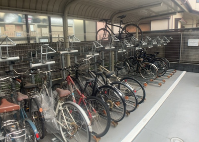 【駐車場】 | ステージグランデ八王子 | 車一台あたりに必要なスペースは、標準サイズの普通自動車で横幅2m50cm、長さ5mは必要になります。ただし、乗降のことも考慮して横幅3m30cm、長さ5m50cmほどは確保できるところを選びましょう。