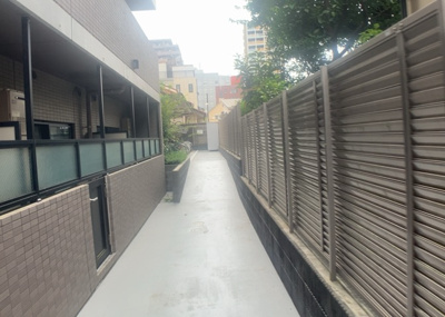 【駐車場】 | ステージグランデ八王子 | 駐車場と明記されていても、最小スペースでつくられた駐車場だと大型車は駐車できなかったり、出入りしにくくなったりする可能性があります。お車のサイズと購入したい物件の駐車場のサイズを現地で確認しましょう。