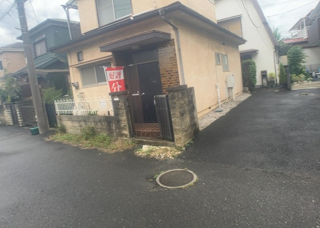 【外観】 | 土地購入を検討されている場合、境界杭がない状態で購入してしまうと境界確定測量をする必要があり、費用がかかります。購入の前に、売主、隣土地所有者立ち合いのもと境界を確定し境界杭を設置するのがベストです。