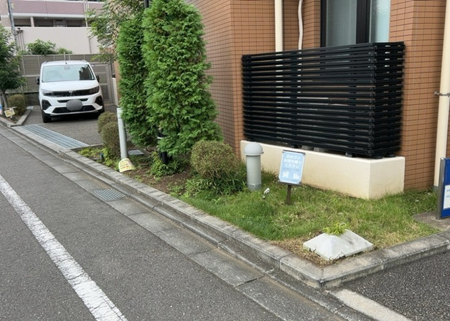 【庭】 | アーリアレジデンス南町田 | 物件によっては、入居者が個人的に使用できる専用庭がついているものもあります。また、住宅の中にある土間の部分を庭と呼ぶこともあります。庭の用途は住む人によって変わり、それによってデザインもさまざまです。