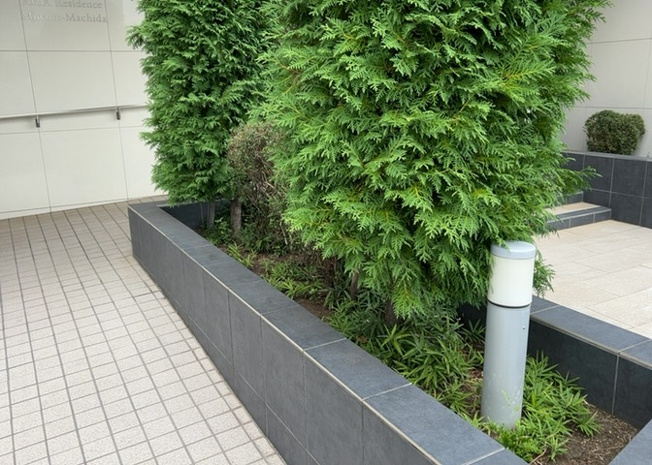 【中庭】 | アーリアレジデンス南町田 | 中庭（パティオ）とは、一つの建築物の内部に設けられた、壁などで囲われている庭のことを指します。コの字型、ロの字型が主流ですが、L字型の中庭もあります。最近では、インテリア性の高さからも人気があります。