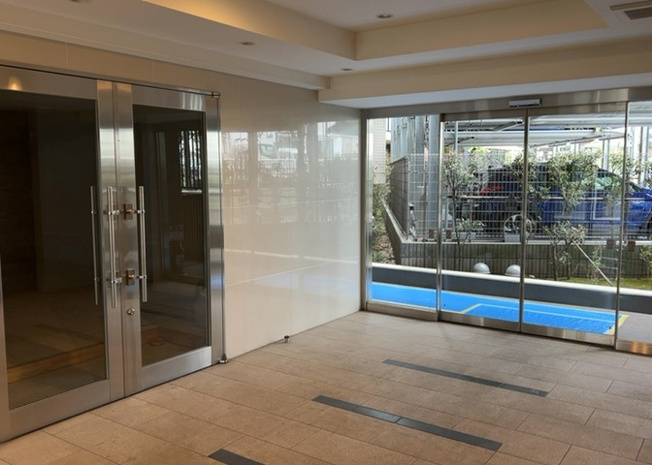 【ロビー】 | アーリアレジデンス南町田 | ロビーというと、エントランスと何がちがうの？と思いますよね。実はロビーとエントランスには明確な決まりはありません。物件によっては、エントランスを入って広がるある程度の広さのある空間がロビーとなります。