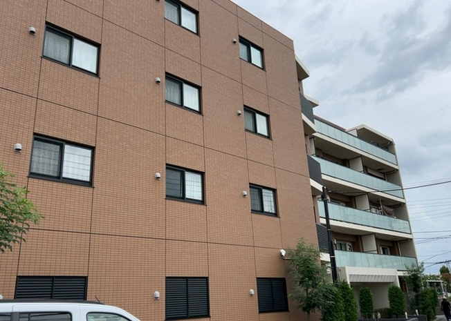 【現況写真】 | アーリアレジデンス南町田 | 道幅が広い場所は日当たりや風通が良好です。幅が広いのですれ違いも可能ですし大きな車でも駐車可能！一方で、大型車が通ることも多くなるため交通量の増加により騒音に繋がります。また土地の値段が高くなります。