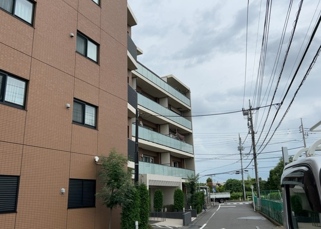 【構造・工法・仕様】 | アーリアレジデンス南町田 | ＲＣ造、Reinforced Concreteは直訳すると補強されたコンクリートです。主に柱や梁・床・壁が鉄筋とコンクリートで構成おり、鉄筋を組んだ型枠にコンクリートを流し込んで固めたものを指します。