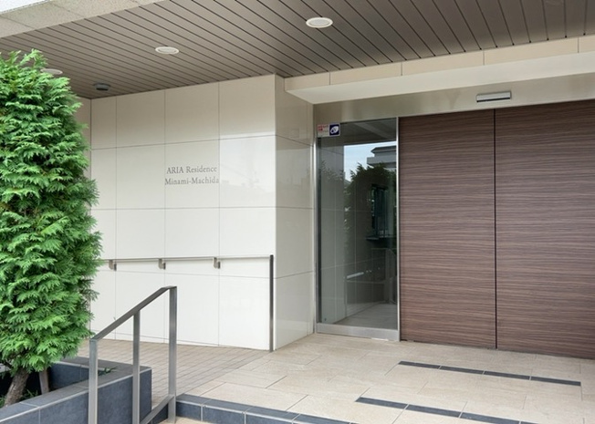 【玄関】 | アーリアレジデンス南町田 | 玄関は家の顔でもあり、家族以外の目にも止まる場所です。玄関は外との間を仕切る扉、靴などをしまっておく収納スペース、靴脱ぎのたたきスペース、来客とのやり取りをするドアホンなど複数のアイテムからなります。