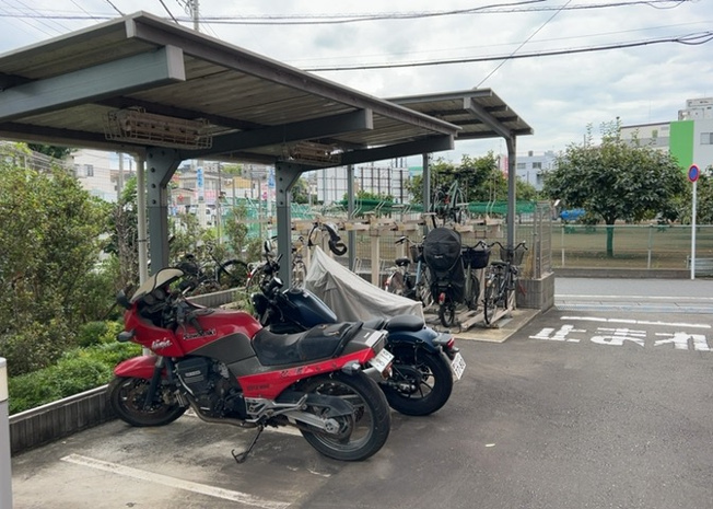【駐車場】 | アーリアレジデンス南町田 | 車一台あたりに必要なスペースは、標準サイズの普通自動車で横幅2m50cm、長さ5mは必要になります。ただし、乗降のことも考慮して横幅3m30cm、長さ5m50cmほどは確保できるところを選びましょう。