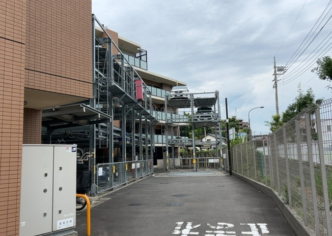 【駐車場】 | アーリアレジデンス南町田 | 駐車場と明記されていても、最小スペースでつくられた駐車場だと大型車は駐車できなかったり、出入りしにくくなったりする可能性があります。お車のサイズと購入したい物件の駐車場のサイズを現地で確認しましょう。