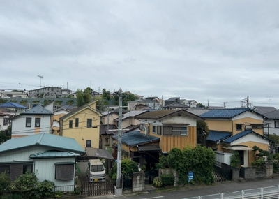 【展望】 | レックス座間 | 1階部分のお部屋ですが、前面に開けた視界が確保されており心地よい風が通り抜けます。ワイドバルコニーからの景色を感じながら、ゆったりとした時間の流れを日常の暮らしの中で楽しむことができる環境です。