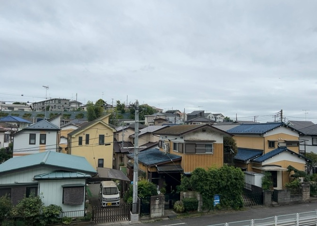 【展望】 | レックス座間 | 1階部分のお部屋ですが、前面に開けた視界が確保されており心地よい風が通り抜けます。ワイドバルコニーからの景色を感じながら、ゆったりとした時間の流れを日常の暮らしの中で楽しむことができる環境です。
