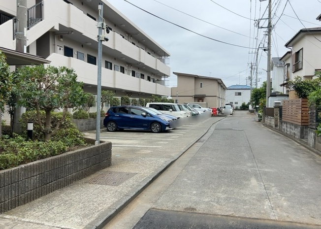 【駐車場】 | レックス座間 | 敷地内駐車場は空きがあり、月額8000円にてご利用いただけます。平坦地で出し入れもしやすく、お持ちのお車のサイズに適合するか現地見学の際にご確認いただけます。お車をお持ちのご家族にも安心ですね。