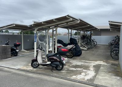 【駐輪場】 | レックス座間 | 敷地内に屋根付きの駐輪場が完備されており、月額100円にて利用可能です。自転車を雨風から守り、日々の通勤・通学や近隣スーパーへのお買い物など、毎日の移動手段として便利にご利用いただけます。