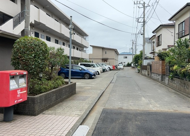 【駐車場】 | レックス座間 | 平坦な敷地内に用意された駐車場です。お車の乗降や荷物の積み下ろしもスムーズに行える広さが確保されています。空き状況や利用条件、具体的な駐車区画の位置については現地で実際にお確かめいただけます。