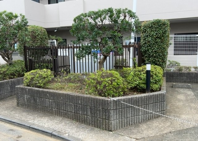 【庭】 | レックス座間 | 1階住戸ならではの魅力として専用スペースの解放感を感じられます。広々とした2面ワイドバルコニーに接しており、緑を楽しんだりお子様の遊び場としても活用できる心地よい外部空間が広がっております。