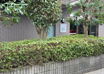 【中庭】 | レックス座間 | 建物の敷地内には心地よい空間が整備されており、通風や採光を確保しやすい構造となっています。マンション全体の良好な管理体制と相まって、住まう方々に落ち着いた住環境を提供しているポイントです。