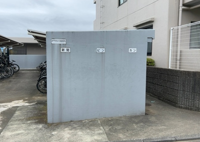 【設備】 | レックス座間 | 共用部にはエレベーターや宅配ボックスなど、日々の暮らしを快適にする設備が整っています。不在時でも荷物を受け取れる宅配ボックスは忙しい現代のライフスタイルにとても重宝する大変便利な設備です。