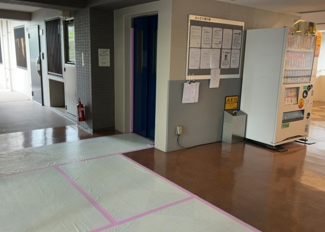 【ロビー】 | レックス座間 | 共用部分のラウンジ空間は、住まう方の憩いの場やちょっとした待合スペースとして利用可能。日頃の清掃が行き届いた清潔な空間が保たれており、管理体制の良さを実感していただける共用設備となっております。
