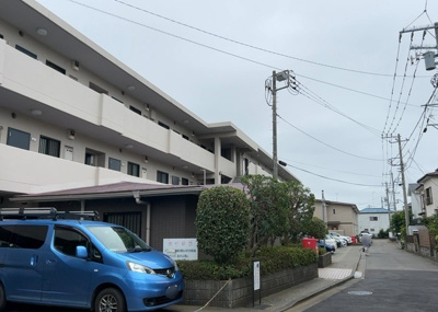 【構造・工法・仕様】 | レックス座間 | 建物は鉄筋コンクリート（RC）造を採用しており、優れた耐震性・耐久性・遮音性を備えています。1997年3月建築の頑丈な構造で、1階部分の角部屋につき下階への音漏れを気にせず快適に暮らせます。