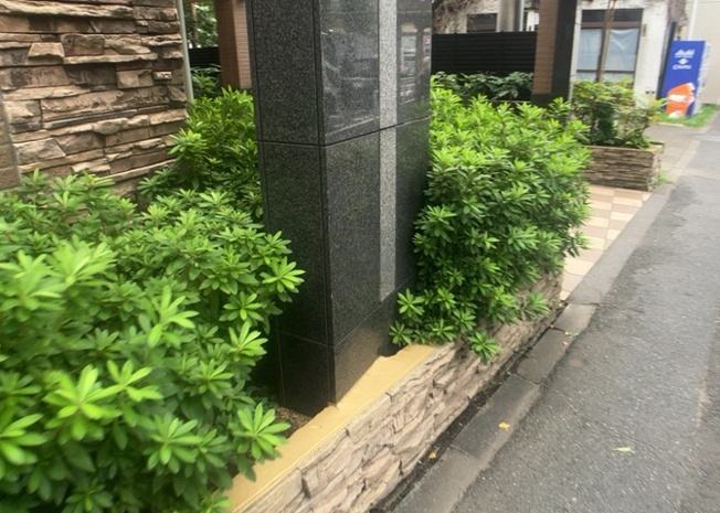 【庭】 | ダイアパレス八王子アヴァンティ | 物件によっては、入居者が個人的に使用できる専用庭がついているものもあります。また、住宅の中にある土間の部分を庭と呼ぶこともあります。庭の用途は住む人によって変わり、それによってデザインもさまざまです。