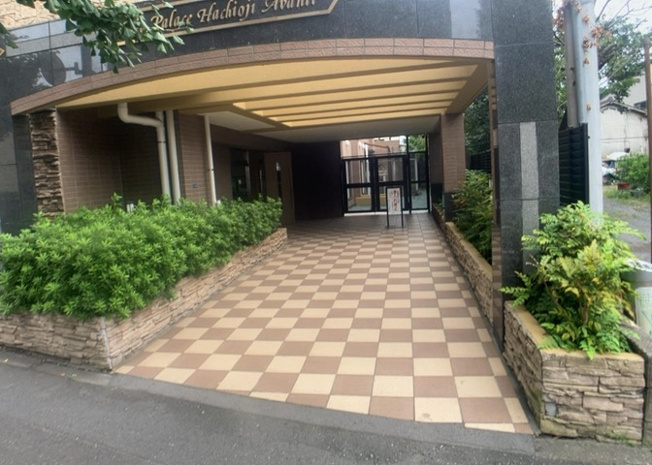 【外観】 | ダイアパレス八王子アヴァンティ | 隣家の土地はどうなっているのか、生活利便施設が近くにあるのか、学校まで近いかなど、お客様のライフスタイルにあわせたイメージが重要です。また、近くにあると困る施設が近くにないかも確認するといいでしょう。