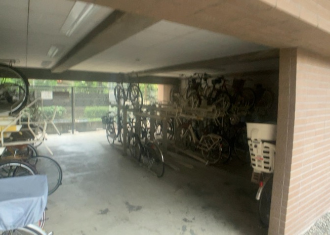 【駐車場】 | ダイアパレス八王子アヴァンティ | 車一台あたりに必要なスペースは、標準サイズの普通自動車で横幅2m50cm、長さ5mは必要になります。ただし、乗降のことも考慮して横幅3m30cm、長さ5m50cmほどは確保できるところを選びましょう。