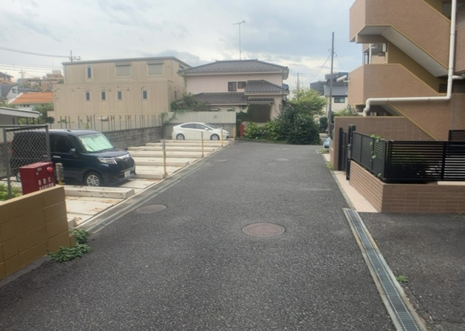 【駐車場】 | ダイアパレス八王子アヴァンティ | 駐車場と明記されていても、最小スペースでつくられた駐車場だと大型車は駐車できなかったり、出入りしにくくなったりする可能性があります。お車のサイズと購入したい物件の駐車場のサイズを現地で確認しましょう。