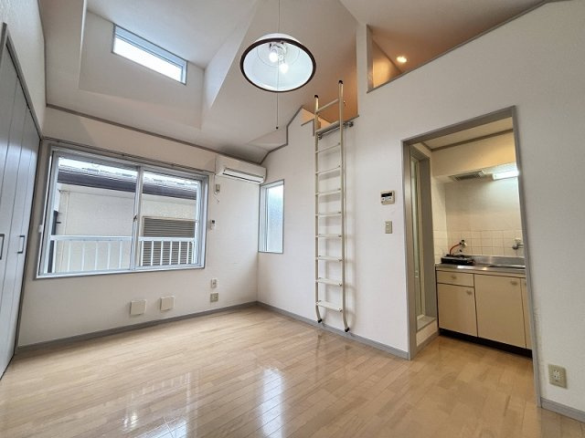 ロッシェル北里Ⅰ号棟の洋室|ゆったりした洋室です
