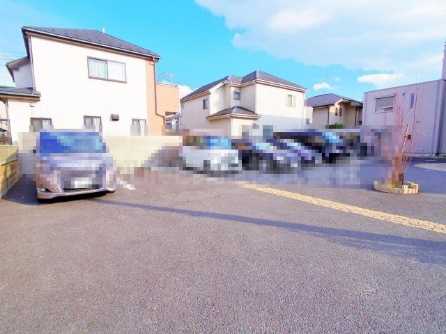 小平市学園東町のアパートの駐車場