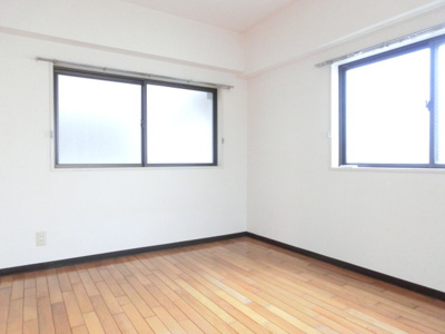 ★角部屋で三面に窓のあるお部屋です★