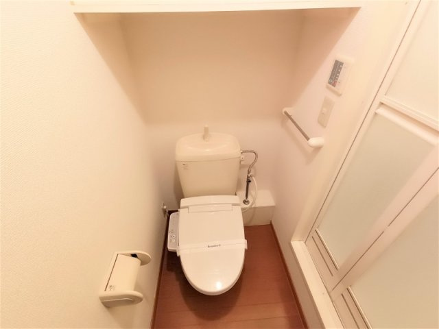 【その他】 | レオパレスサン・ビレッジⅠ | トイレの壁には棚が設置されています。