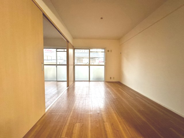 エレヴァールカズミの居間・リビング|こちらの居間で趣味の時間をお楽しみください