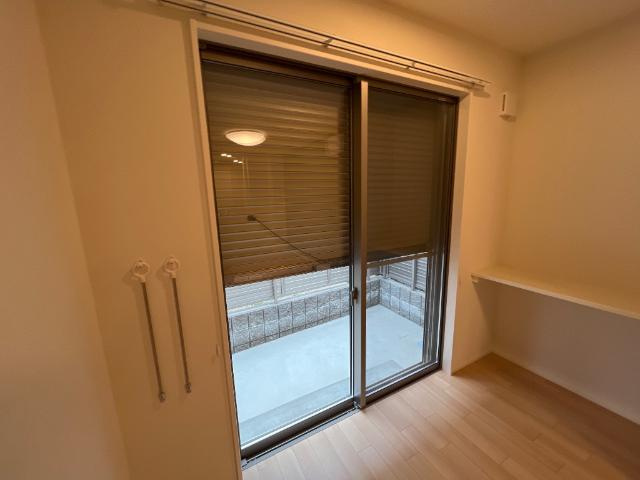 (仮称)箕面市小野原東　新築アパートの内装|雨戸シャッター（イメージ）