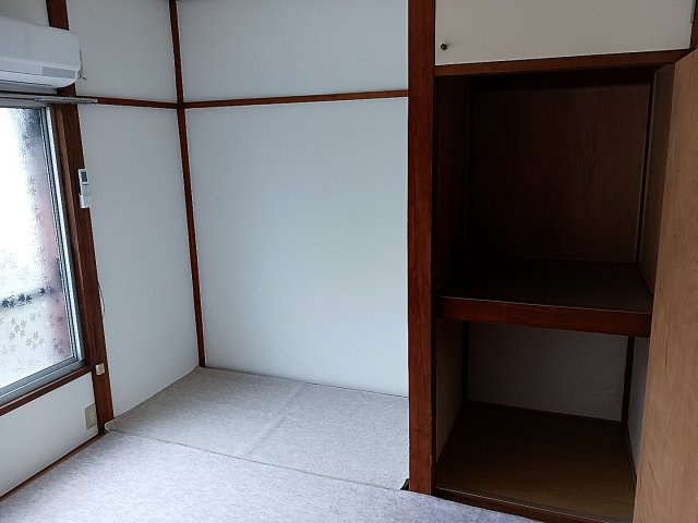 ハイツ松岡の居間・リビング