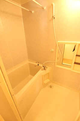 トイレは上部に棚付きです