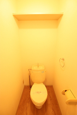 トイレは上部に棚付きです