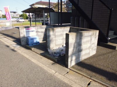 敷地内にゴミ捨て場ございます。