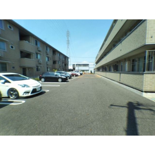 各務原市蘇原花園町３丁目のアパートの駐車場