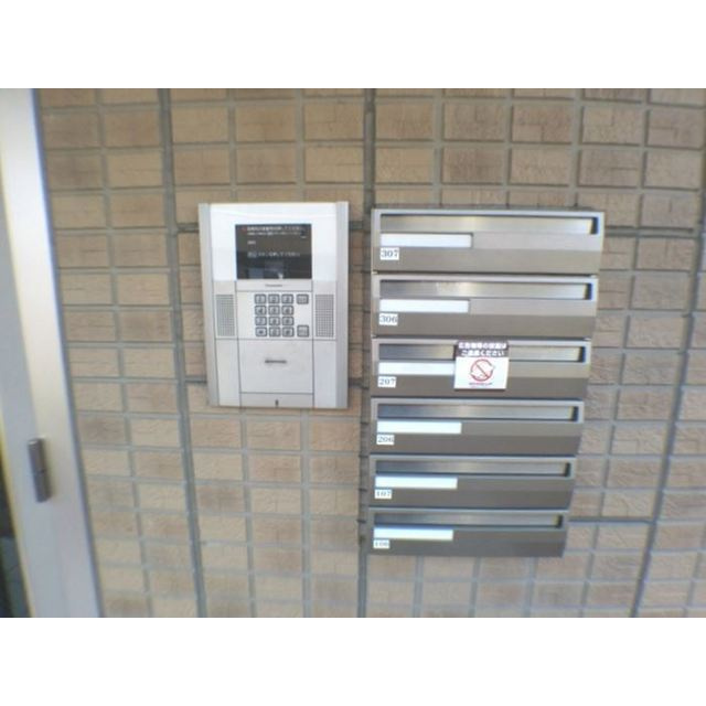 各務原市蘇原花園町３丁目のアパートのエントランス