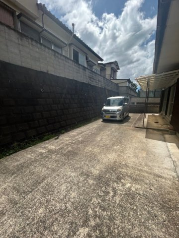 【駐車3台可】黒髪町平屋戸建の駐車場