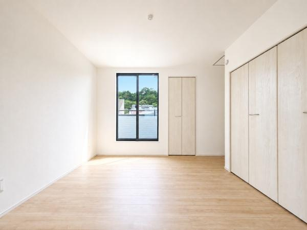 横浜市南区睦町２丁目の新築一戸建の洋室|窓からの光が嬉しい洋室です。
収納もあり、荷物が多い方にも安心です♪
