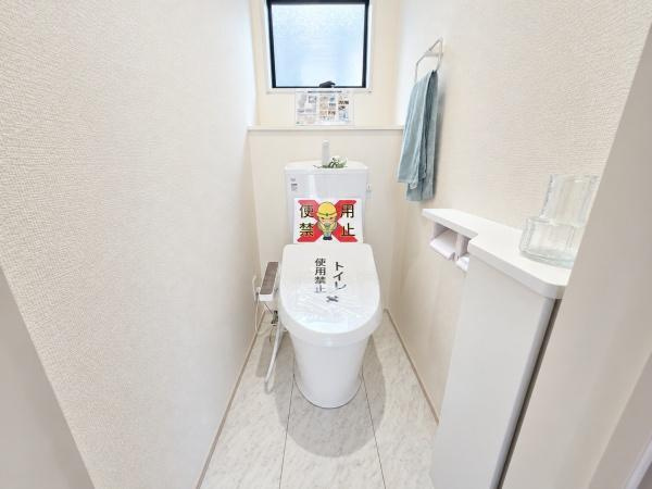 横浜市旭区三反田町の新築一戸建のトイレ|清潔感のある内装のすっきりとしたデザインのトイレです。
水周りが綺麗だと安心ですね。
