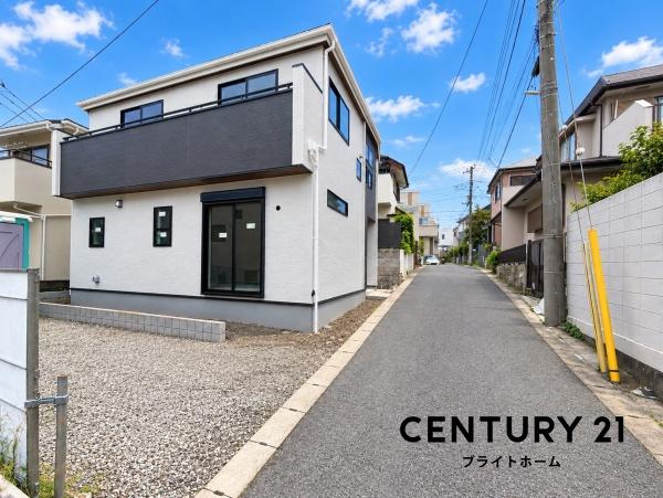 横浜市旭区三反田町の新築一戸建の前面道路含む現地写真|周辺は落ち着いた街並みになります。
子育てにはぴったりの住環境♪