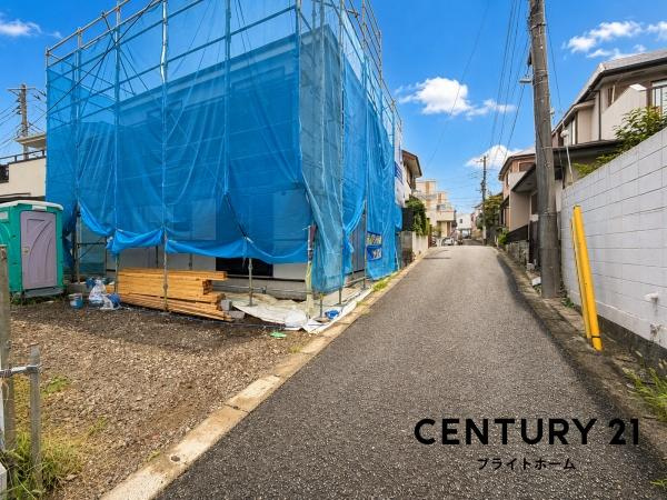 横浜市旭区三反田町の新築一戸建の前面道路含む現地写真|車通りが少ない為、小さなお子様にも安心です。
是非一度、現地へ起こしください。