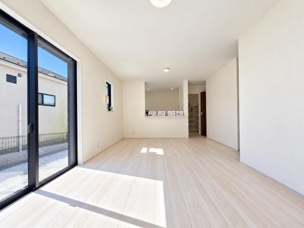 横浜市旭区三反田町の新築一戸建の居間・リビング|窓からは明るい光が差し込みます！
電気をつけなくても明るいです。

