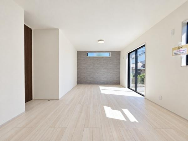 横浜市旭区三反田町の新築一戸建の居間・リビング|自慢したくなるリビング！
形も良く家具の配置にも困りません。