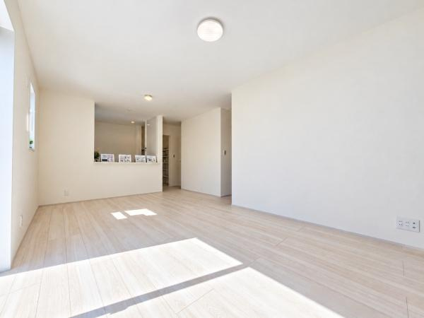 横浜市旭区三反田町の新築一戸建の居間・リビング|家族が自然と集まるリビングは
落ち着きのある空間です♪