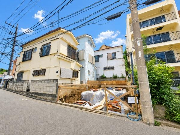 横浜市鶴見区東寺尾６丁目の新築一戸建の外観|同仕様物件もご案内をさせて頂きます。
お車でご自宅まで送迎承ります。