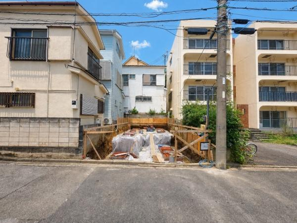 横浜市鶴見区東寺尾６丁目の新築一戸建の前面道路含む現地写真|陽当りの良さが伝わります。
是非一度、現地へ起こしください。

