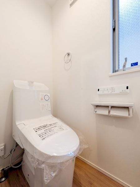 横浜市鶴見区栄町通１丁目の中古一戸建のトイレ|清潔感のある内装のすっきりとしたデザインのトイレです。
水周りが綺麗だと安心ですね。
