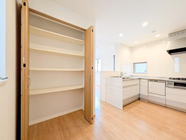 横浜市鶴見区栄町通１丁目の中古一戸建のキッチン|パントリー付き！
パントリーがあるとキッチン周りをきれいに保てますね！